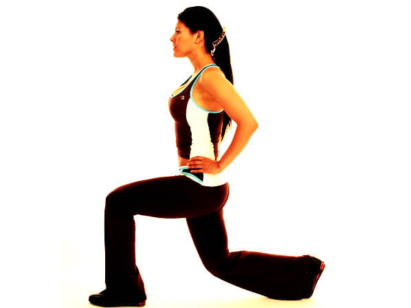 Kvinde der laver lunges