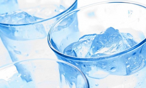 Er det usundt at drikke koldt vand? Find ud af det her!