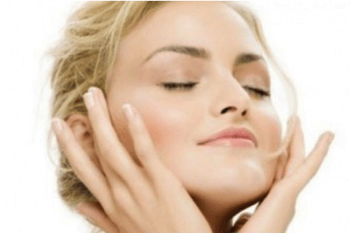 Kvinde der ordner sin hud