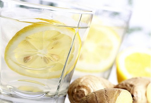 Glas med vand og citron