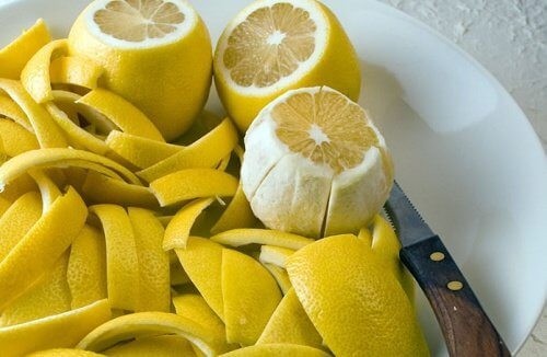 Sådan kan du behandle ledsmerter med citronskal