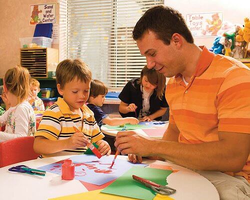 Mand der maler med sin soen i skolen