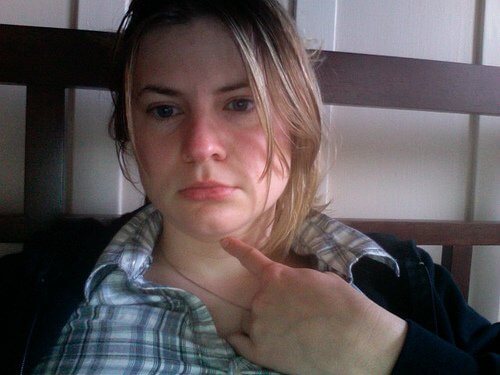 Kvinde med halsbetaendelse