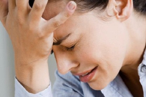 Kvinde med kraftig hovedpine