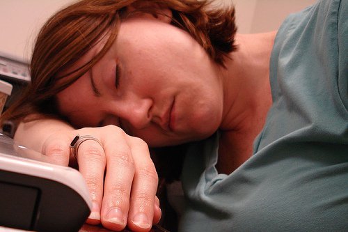 Kvinde sover på sin arm.