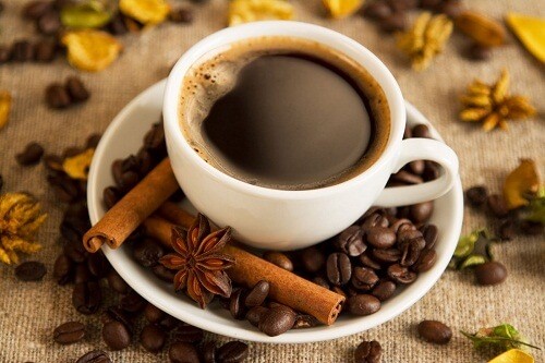 Kaffe og kanelstaenger