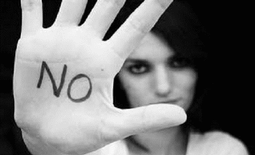 Kvinde med nej skrevet paa haanden