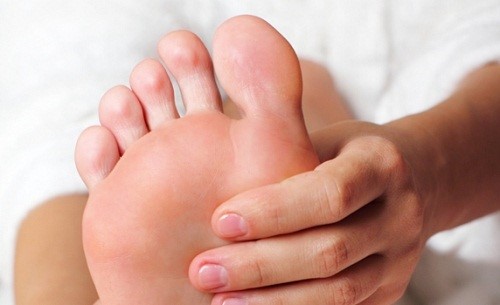 Person der giver sin fod massage - bruge bagepulver