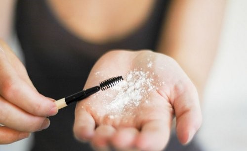 Kvinde med talkum i haanden