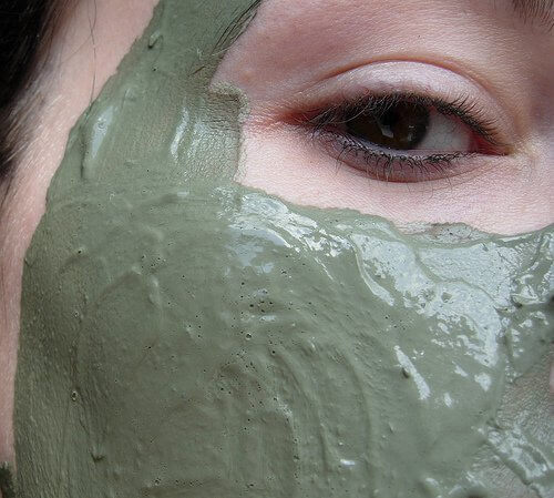 Kvinde med mudder maske
