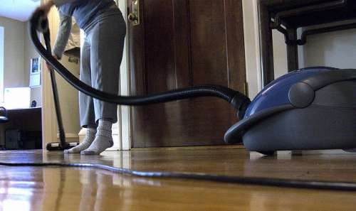 Kvinde der stoevsuger