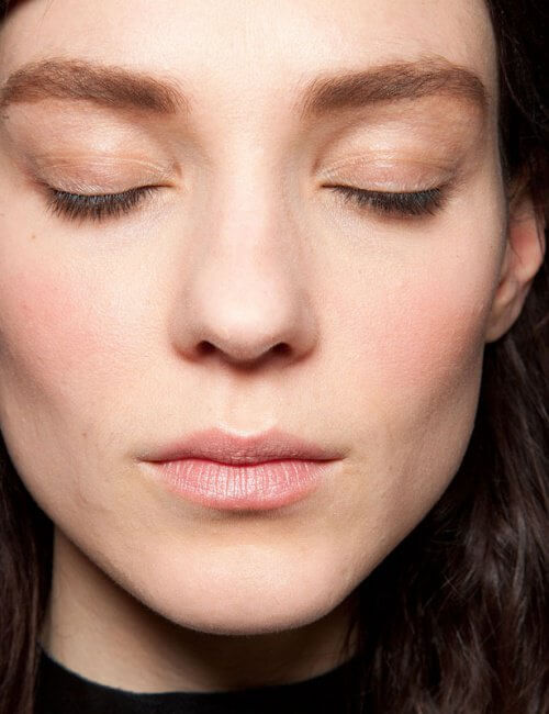 Kvinde med lukkede oejne