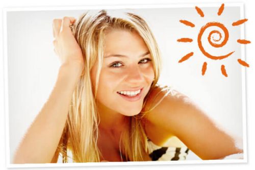 Blond kvinde der smiler