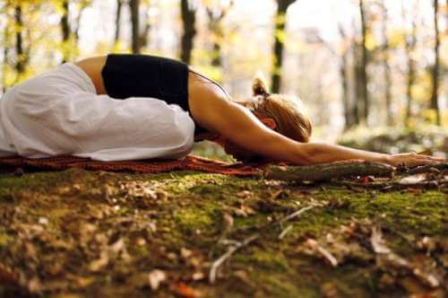 Kvinde der dyrker yoga udenfor - hvad er angst