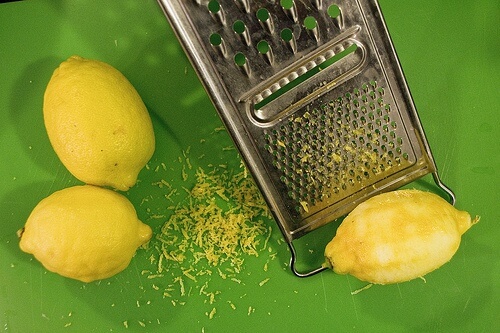 Citronskal kan bruges til at lave ansigtsmasker imod akne