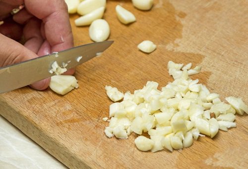 Hvidloeg der bliver hakket