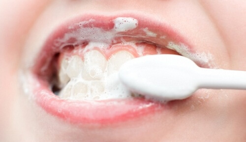 Sådan kan du blege dine tænder derhjemme