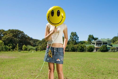 Kvinde med en smileyballon