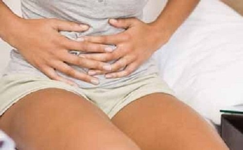 Kvinde der holder paa sin mave