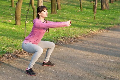 Kvinde der laver squat