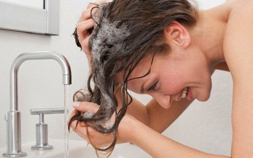 Kvinde der vasker haar - at have brintoverilte