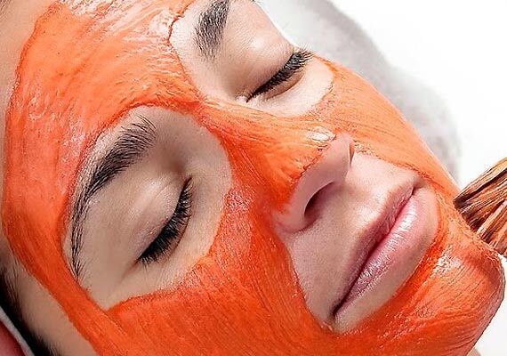 Kvinde med gulerodsmaske