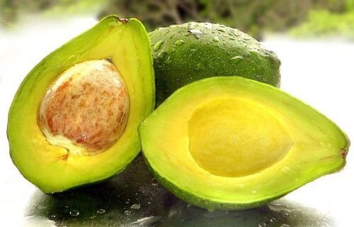 Ved at lade stenene sidde i avocadoer holder du dem friske