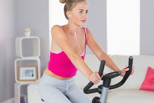 Kvinde der er paa en motionscykel