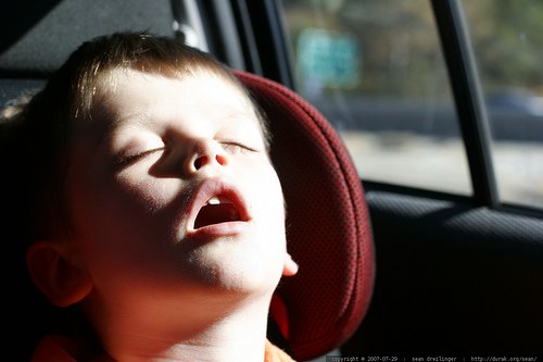 Lille dreng der snorker i bilen