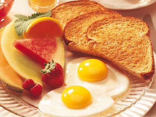 Morgenmad med toast og spejlaeg