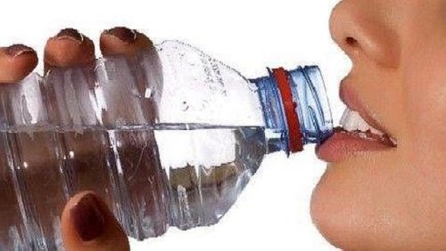 Er det sikkert at drikke vand fra plastikflasker?