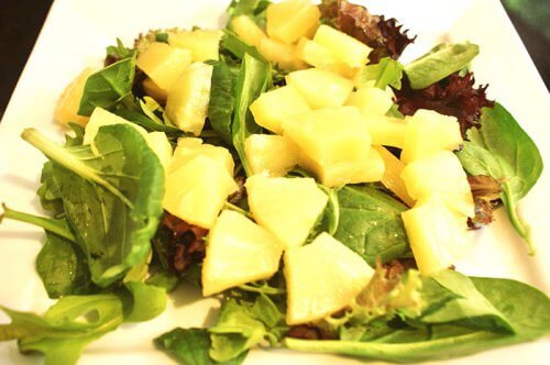ananas og spinat salat
