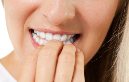 Kvinde der bider negle