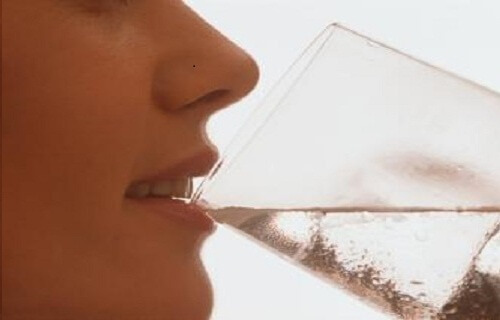 Har du for vane at drikke koldt vand lige efter et måltid?