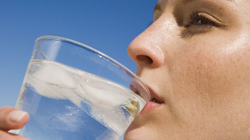Drikker du koldt vand lige efter et måltid?