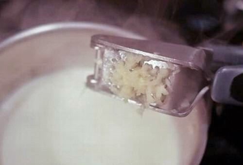Hvidløgsmælk: Et magisk middel til at lindre iskias