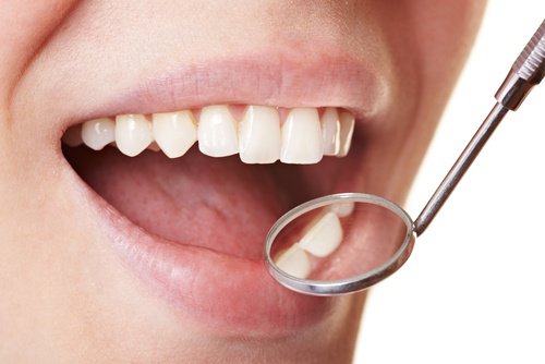 Sådan fjerner du nemt plak fra tænderne derhjemme