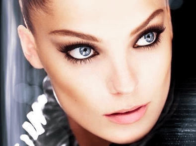 Kvinde med oejenskygge