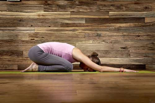 Kvinde der dyrker yoga