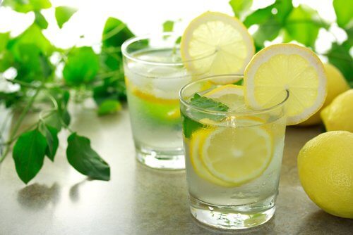 Citronvand på tom mave kan reducere mavedellerne.