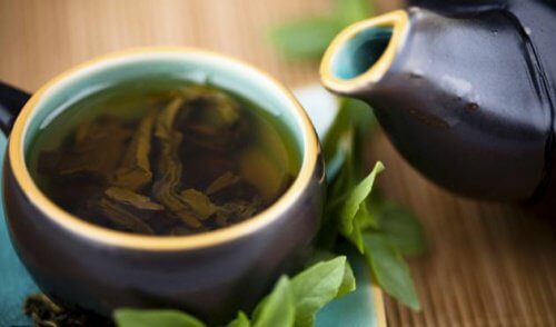 Rens og helbred din krop med grøn te, citron og stevia