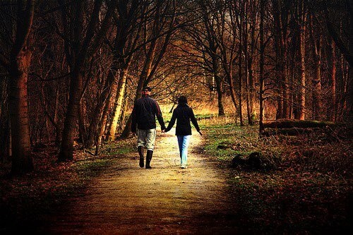 Par der gaar tur i skoven