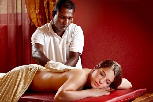 Kvinde der faar massage - Kaerlighedshaandtagene paa ryggen