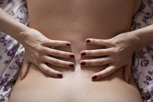 Kvinde med rygsmerter