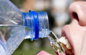 5 grunde til at du ikke bør drikke vand på flaske