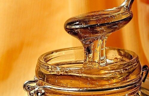 Du kan lave en hurtigtvirkende hostesaft af honning og løgsaft