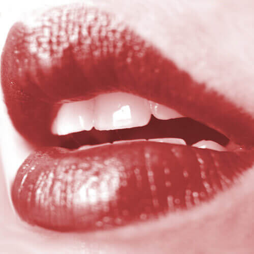 Røde læber og hvide tænder
