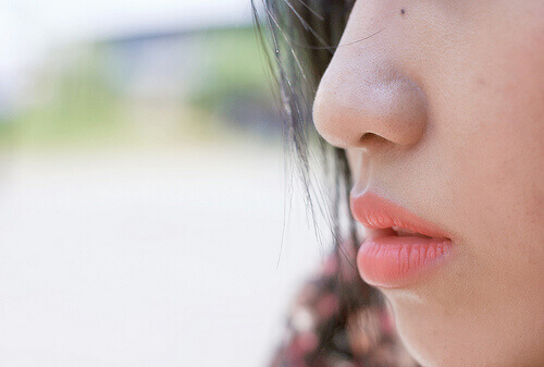 Kvinde med sund hud og sunde læber