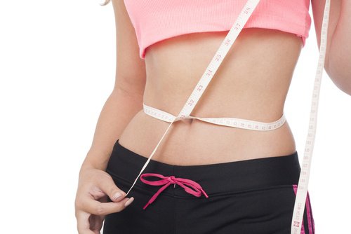 Kvinde der maaler sin talje