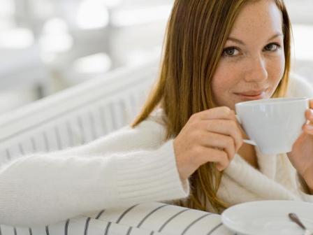 Ung kvinde drikker te